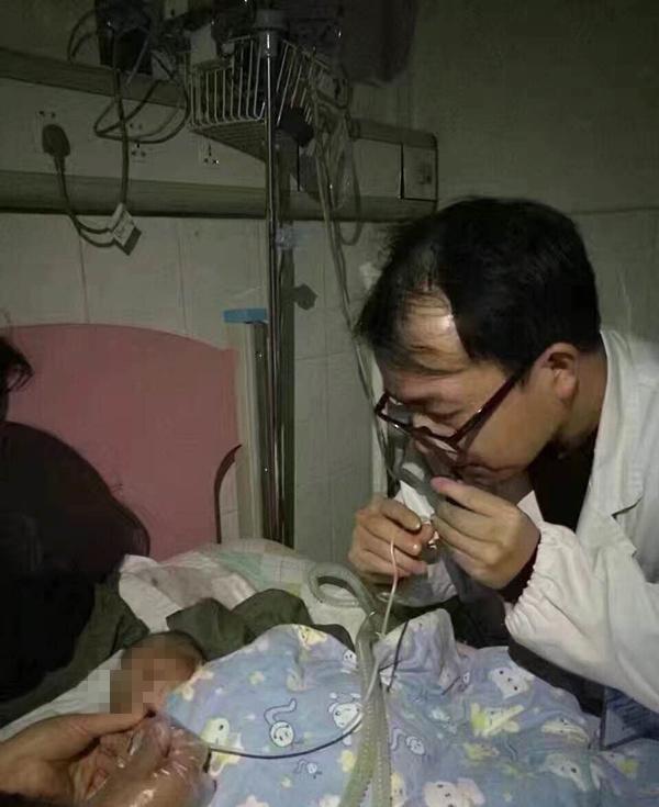 重症监护室停电医生用嘴吸出堵在孩子气管内的粘稠痰液。