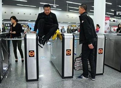 近两年来，上海地铁逃票5万人。