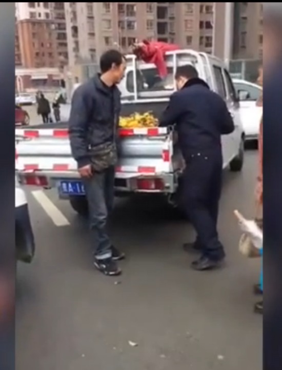 城管强拿小贩水果