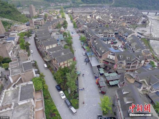 汶川地震九周年，航拍震中映秀镇小洋楼整齐排列。 莫晓 摄 视觉中国