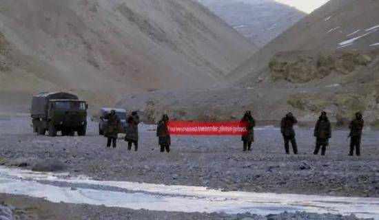 中国士兵在中印边境拉达地区打出横幅，要求越界的印度士兵撤回边界线印度一侧