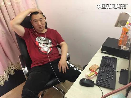 网名“大力哥” 的赵金龙在直播间。