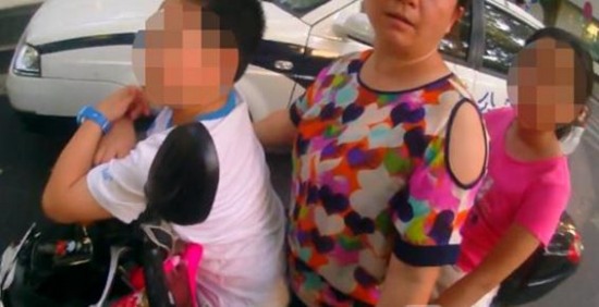 女子用俩娃抵?？? width=