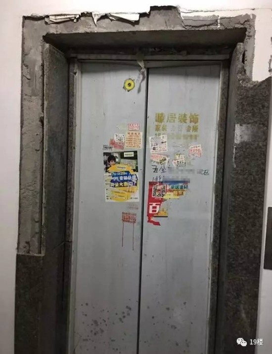 杯子挡电梯门爆炸
