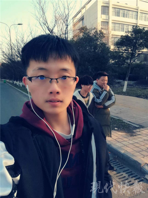 名模附体！工科男把窗帘改成礼服 寝室走秀赛女生
