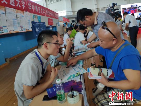 家长咨询招生事宜。 王昊昊 摄