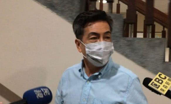 周杰伦叔叔打人：日前，周杰伦的叔叔周耀义因管理费纠纷，被控殴打邻居还辱骂邻居是狗，台北地检署依伤害、公然侮辱、毁损及恐吓罪名将周杰伦的叔叔起诉。
