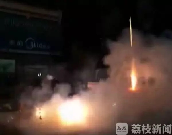 爸爸放烟花庆祝11岁儿子考7分：以前?？?分