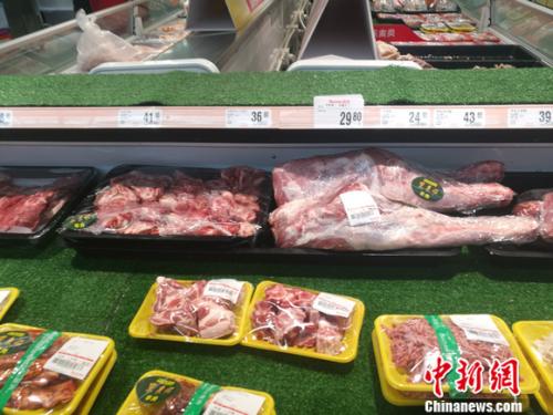 羊肉价格坐上火箭：北京羊肉涨价，12月涨到38元一斤了，北京羊肉还算便宜的，温州乡下一些菜市场卖的本地羊肉，去年就卖到60多元一斤了，到农村养殖户买黑山羊价格更贵，要75元一斤，过年还会涨价。</