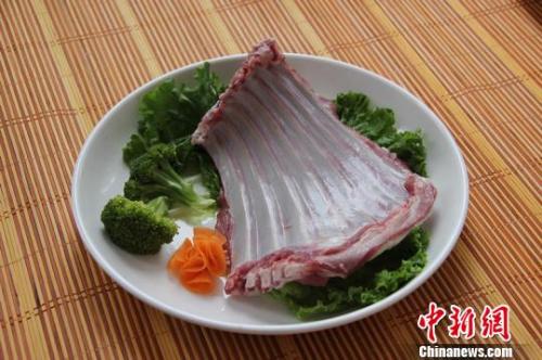 羊肉价格坐上火箭：北京羊肉涨价，12月涨到38元一斤了，北京羊肉还算便宜的，温州乡下一些菜市场卖的本地羊肉，去年就卖到60多元一斤了，到农村养殖户买黑山羊价格更贵，要75元一斤，过年还会涨价。</