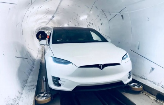 马斯克隧道通车，自动驾驶车辆亮相