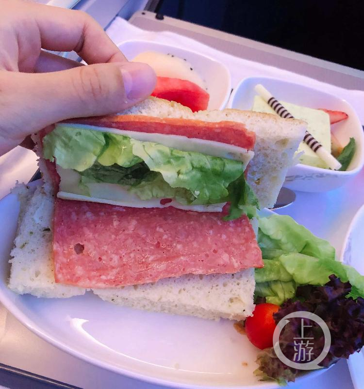 机上餐饮服务被指缩水，以前的主食正餐被三明治替代。 本文图片 飞客茶馆网友