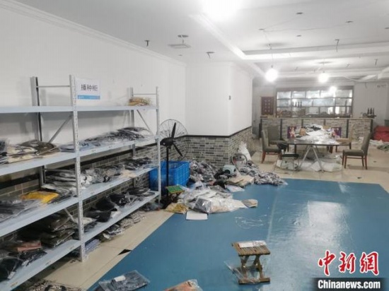 网红主播直播间卖假货当场被抓