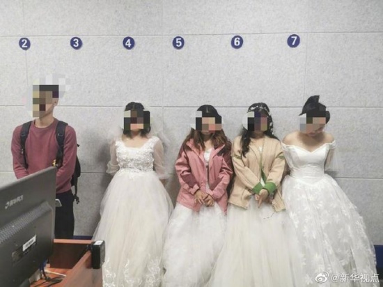 四女子铁路上拍艺术照被?？? width=