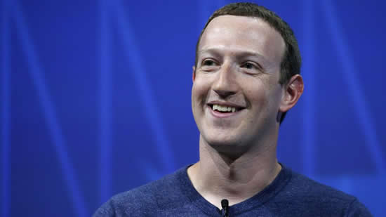 Facebook 创始人兼首席执行官马克·扎克伯格 (Mark Zuckerberg) 在 2018 年的巴黎活动中发表讲话。