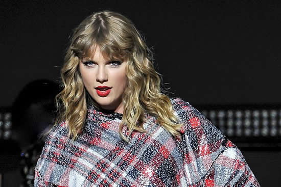 歌手泰勒·斯威夫特 (Taylor Swift) 现在的表演成绩为 99.7！在 SAP 上展示 POPTOPIA 中心于 2017 年 12 月 2 日在加利福尼亚州圣何塞举行。（史蒂夫詹宁斯/WireImage摄） 线象