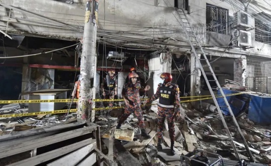 孟加拉国发生疑似瓦斯爆炸事故后，消防员救援人员检查现场