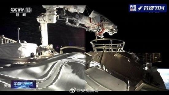 中国航天员出舱图