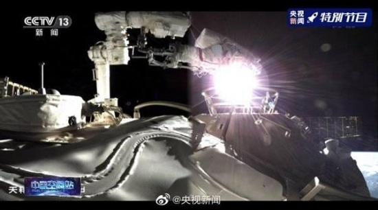 中国航天员出舱图
