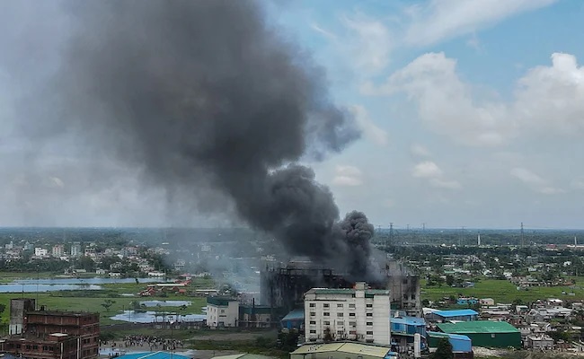 孟加拉国工厂火灾：随着消防员到达较高楼层，死亡人数急剧上升。