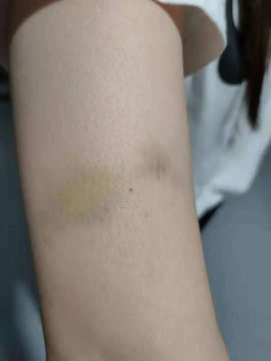 男子火车上骚扰女乘客 警方通报，已拘留。