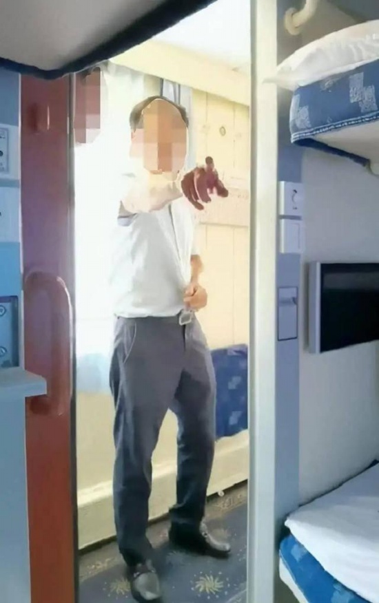 男子火车上骚扰女乘客 警方通报，已拘留。