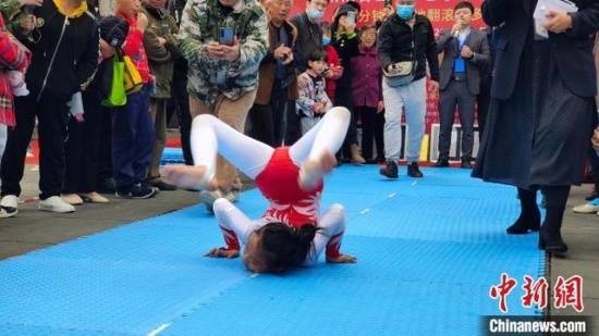 成都10岁女孩陈洲阳挑战柔术世界纪录，一天连破三项世界纪录。