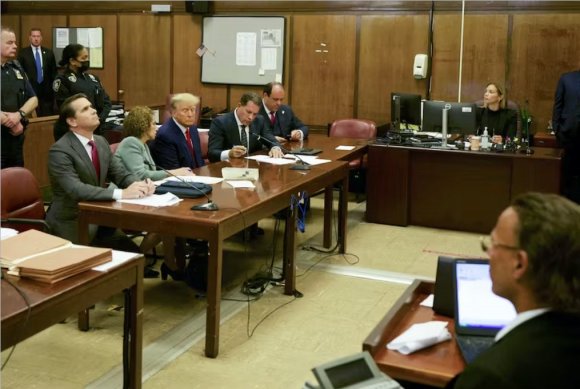 谨慎的美国在刑事法庭上关注特朗普，希望伸张正义