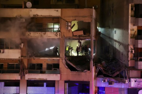 2024年1月2日，黎巴嫩贝鲁特郊区达希耶发生爆炸后，一栋受损的建筑前，安全消息人士称此次爆炸是以色列无人机袭击。