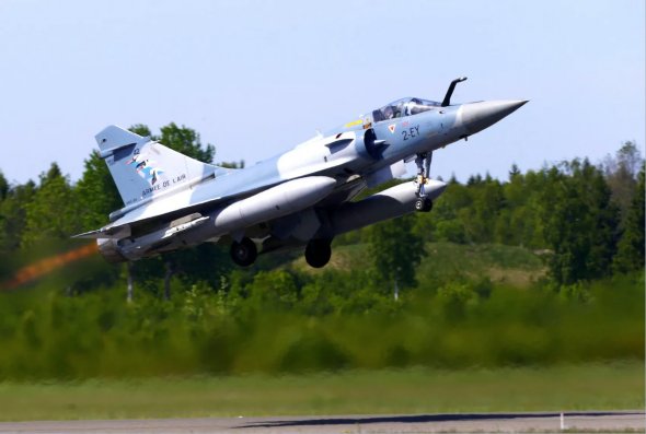 2018年5月25日，法国空军幻影2000-5战斗机在爱沙尼亚阿马里军事空军基地执行北约波罗的?？罩芯袢挝衿诩淦鸱?。