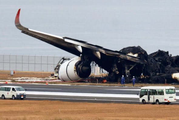 2024年1月3日，日本航空(JAL)的一架空客A350飞机在日本东京羽田国际机场与日本海岸警卫队的飞机相撞后，官员们对一架被烧毁的飞机进行了调查。
