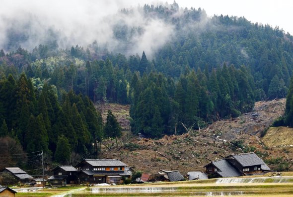 2024年1月7日，日本石川县轮岛山体滑坡和地震后受损房屋的景象。