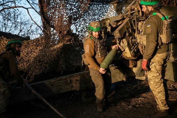 2024年10月1日，乌克兰国民警卫队士兵与第15旅的炮兵连在乌克兰顿巴斯地区准备发射炮弹。