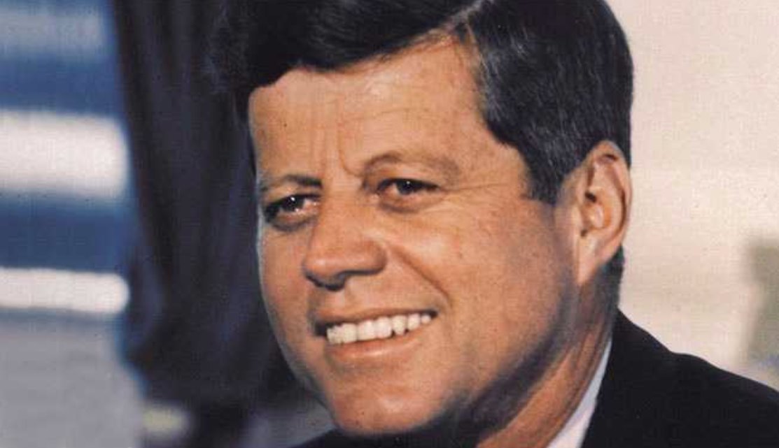 1963年11月22日，约翰·F·肯尼迪在德克萨斯州乘坐总统车队时遇刺。