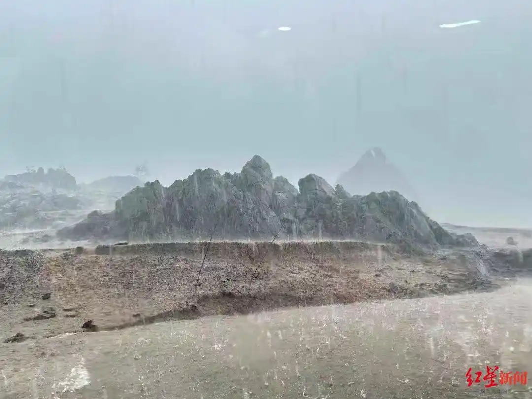 贵州游船倾覆目击者:事发前大风冰雹交加