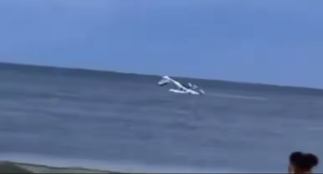 晚上7点30分左右，飞机在705号海洋大道附近的海岸坠入大海。