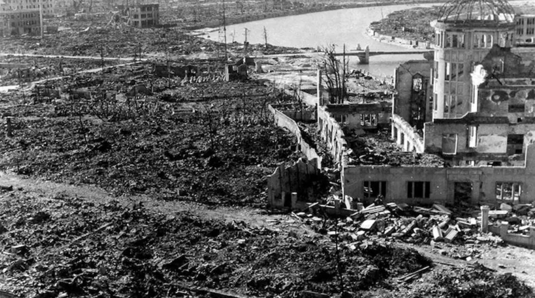 1945年8月6日，广岛遭到轰炸，这座城市被摧毁，造成14万人死亡。