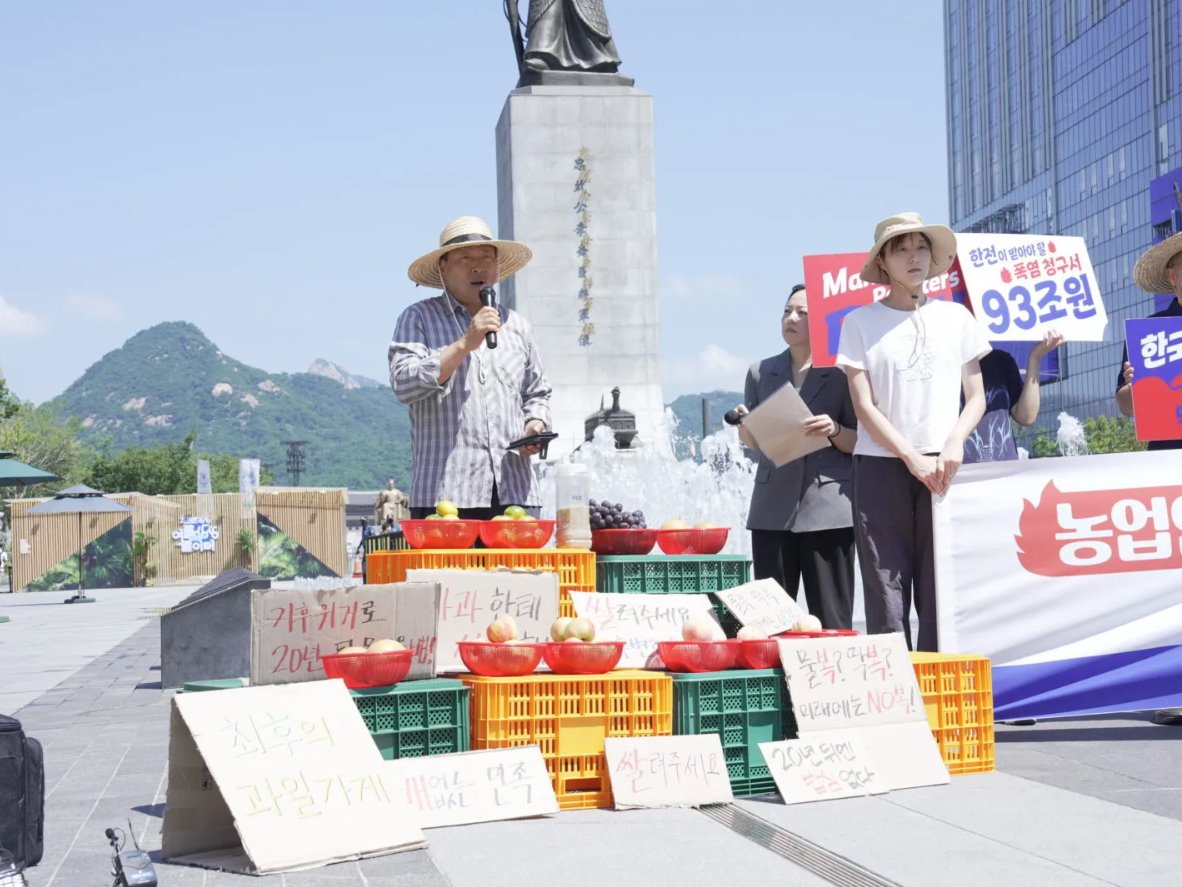 2025年8月12日，韩国苹果种植户马永恩在新闻发布会上发表讲话（图片：我们的气候解决方案）