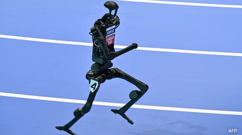 北京世界人形机器人运动会期间，一个机器人参加400米跑比赛。