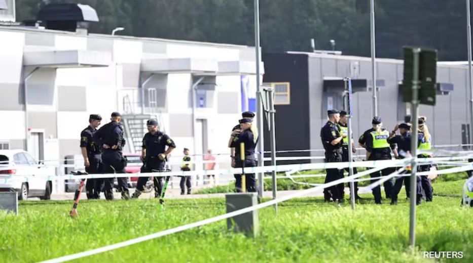 瑞典厄勒布鲁发生枪击事件后，警察在清真寺外的现场工作
