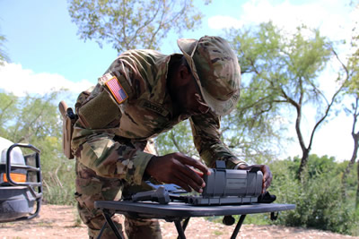 美国陆军中士到联合特遣部队南部边境驾驶一架黑黄蜂纳米无人机