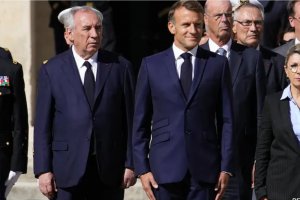 法国总理下台：对马克龙政府意味着什么