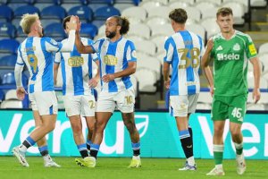 EFL奖杯汇总：哈德斯菲尔德 克鲁和斯蒂夫尼奇大获全