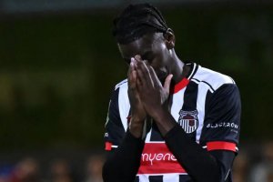 格里姆斯比在和曼联的比赛中球员不合格被?？? class=