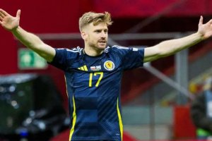 苏格兰中场球员斯图尔特·阿姆斯特朗与阿伯丁队签