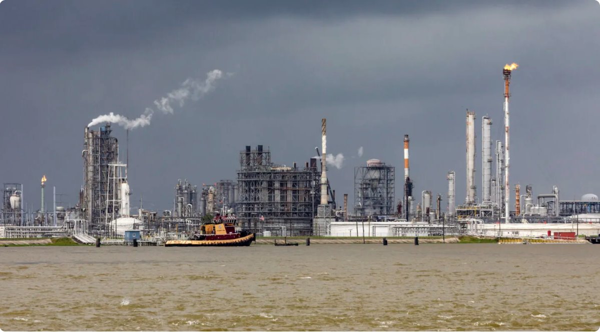 密西西比河对岸，美国路易斯安那州汉维尔市的陶氏化学石化生产基地。