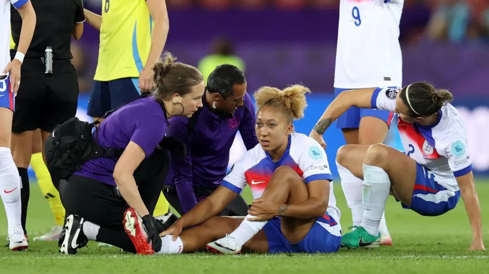劳伦·詹姆斯在英格兰对阵瑞典的2025年女足欧洲杯四分之一决赛后期在场上接受治疗