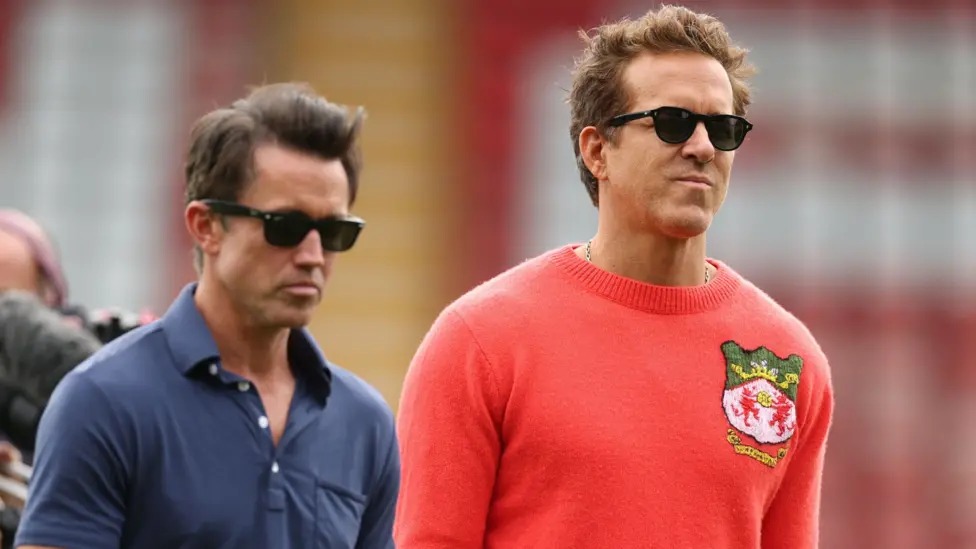 雷克瑟姆老板罗布·麦克尔亨尼（左）和瑞安·雷诺兹于2021年接管了这家威尔士俱乐部