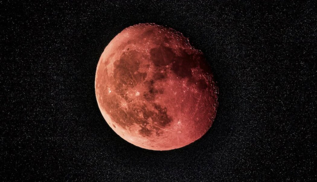 当地球直接经过太阳和月亮之间时，就会发生月食。