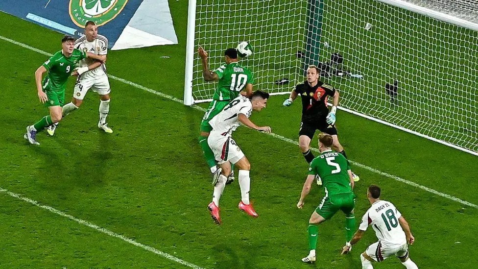 伊达接曼宁的传中，头球摆渡，扳平比分